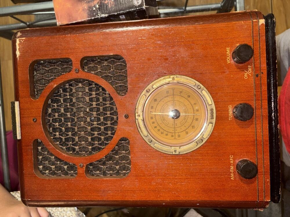 VTG Thomas Collector's Edition wooden radio, model 710-0003 Works